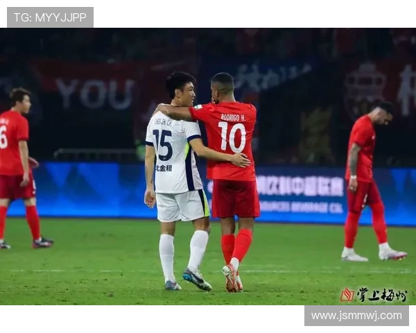 梅州客家主场鏖战劲旅激发球迷热情再掀中超激情风暴 梅州客家主场鏖战劲旅激发球迷热情再掀中超激情风暴